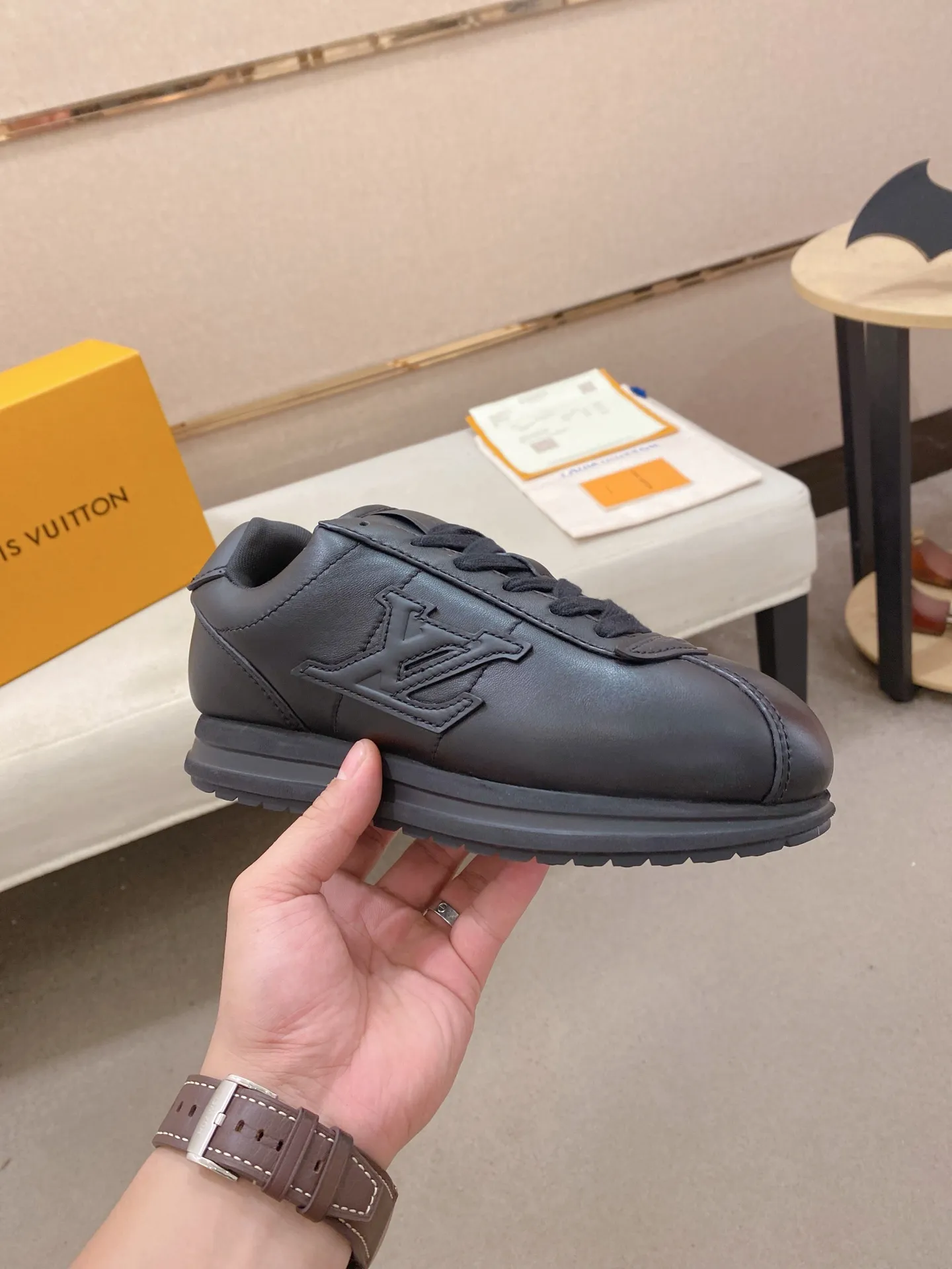 Men's shoes💰: Couple style 700💰LOUIS VUITTON Footint Soccer sneakers‼ ️ The top version, the same sneakers for LV couples. You will look fashionable when you wear them. This Footint Soccer sneaker was unveiled in the 2025 spring and summer series fashion show. The tongue is embellished with the Lvers United badge inspired by the football team. The rubber sole of the foot is decorated with multiple Louis Vuitton logos. The original latest packaging. Fabric: original imported cowhide. Lining: original imported breathable mesh. Foot pad: original injection molding pad. Outsole: original molded T combination outsole. Size: 35-45.